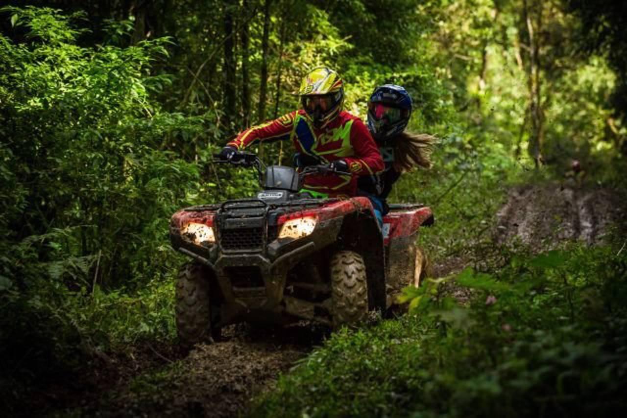 Kronstadt: Schneemobil-/Quad-Abenteuer mit Hotelabholung