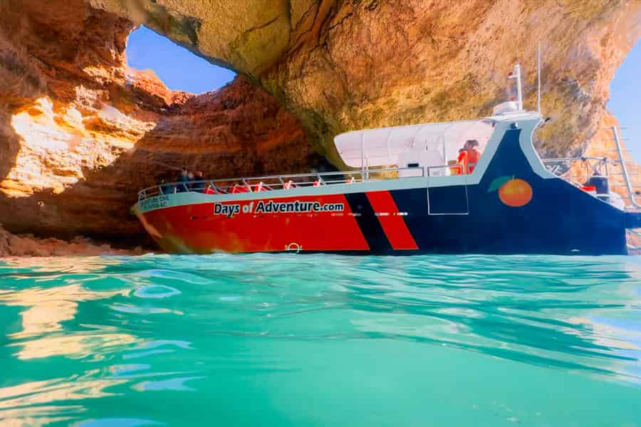 Kombi-Abenteuer: Benagil-Höhlen-Tour und Delfine ab Lagos. Foto: GetYourGuide Kombi-Abenteuer: Benagil-Höhlen-Tour und Delfine ab Lagos. Foto: GetYourGuide