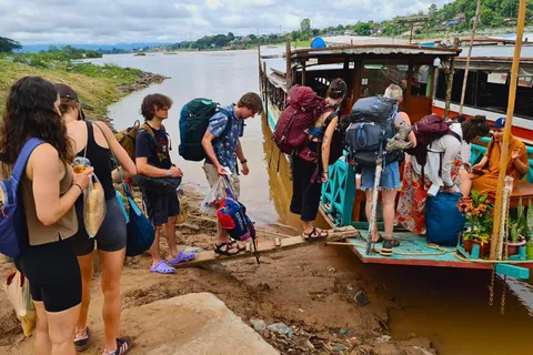 Chiang Rai: Traslado de 2 días a Luang Prabang en barco lento
