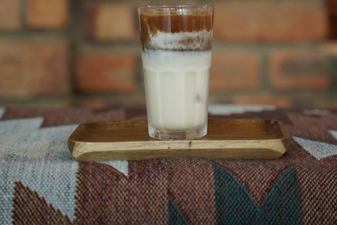 Hue: caffè preparato con uovo, sale e coccoTonalità: Caffè con uovo, sale e cocco