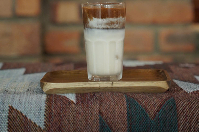 Hue: caffè preparato con uovo, sale e coccoTonalità: Caffè con uovo, sale e cocco