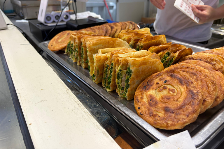 Shanghai: Yuyuan Old Street Food Walking Tour (2–2.5 Hours)