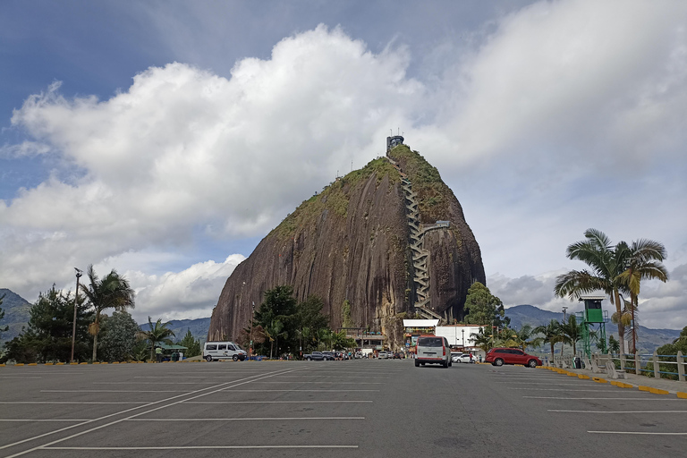 GUATAPÉ : VISITE PRIVÉE 8 PX EL PEÑOL, GUATAPE, BATEAU ET DÉJEUNER DANS LA CUISINE OC