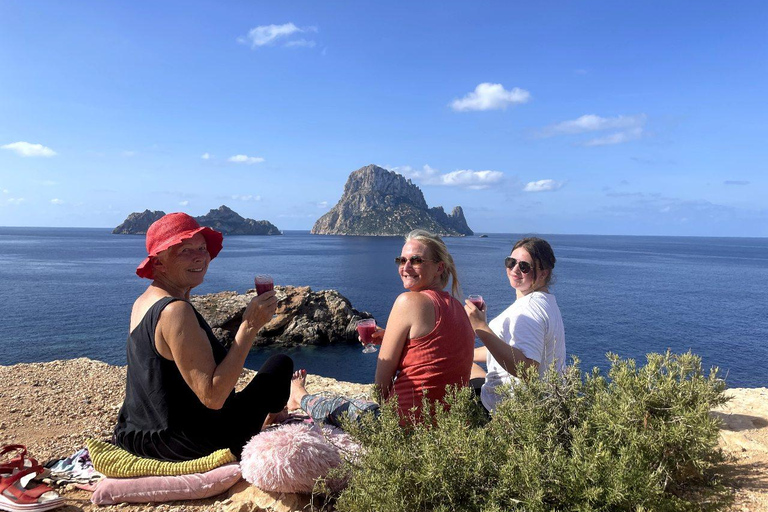 Avventura privata di Es Vedra YogaIbiza Yoga: esperienza privata di yoga magico a Es Vedra