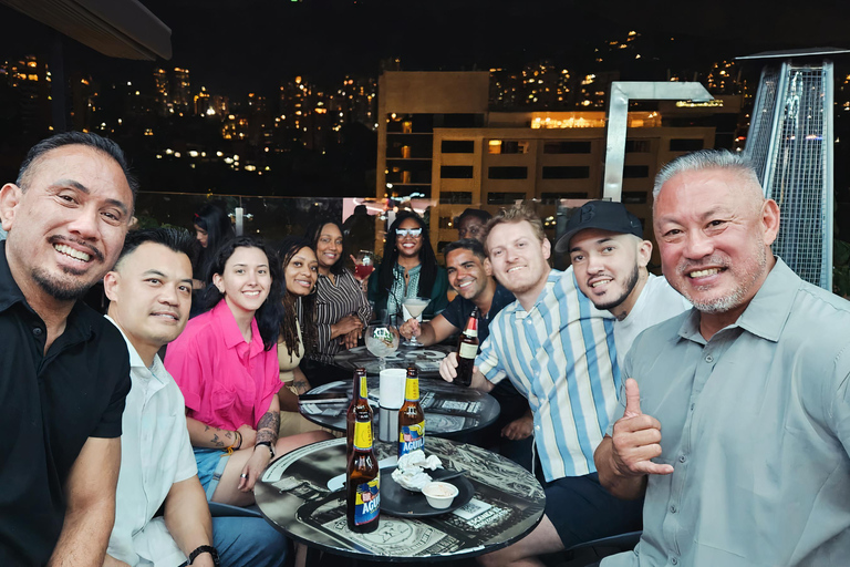 Pub Crawl de Medellín El Poblado: Vibrações no telhado e diversão no clube