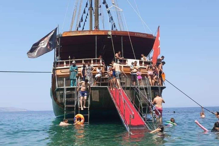 Kusadasi: Passeio de barco pelo Mar Egeu com almoço