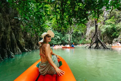 Phuket: Phang Nga Bay Twilight Kayaking Tour med måltider