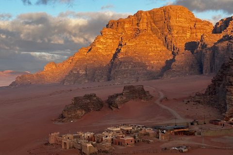 Wadi Rum: Sunrise Hot Air Balloon Ride with Coffee