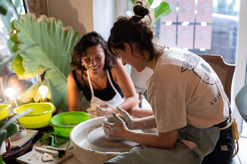 Barcelona: Pottery wheel workshop for private groups Barcelona: Pottery Workshop for Private Groups