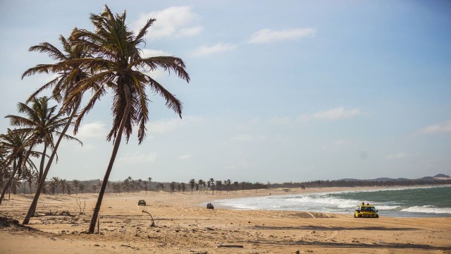 Visit Cumbuco Beach Trip with Pickup, Swimming, and Activities in Fortaleza