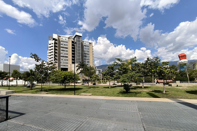 Medellín Through Time – City Sightseeing Tour | Subway, Metrocable, and Historic Center