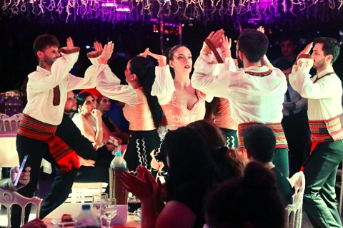 Estambul: Cena en crucero por el Bósforo con bebidas y espectáculo turcoMenú Estándar con Bebidas Alcohólicas y Punto de Encuentro
