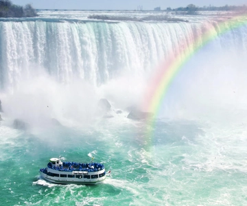 From Toronto: Niagara Falls Bus Tour with Boat Cruise