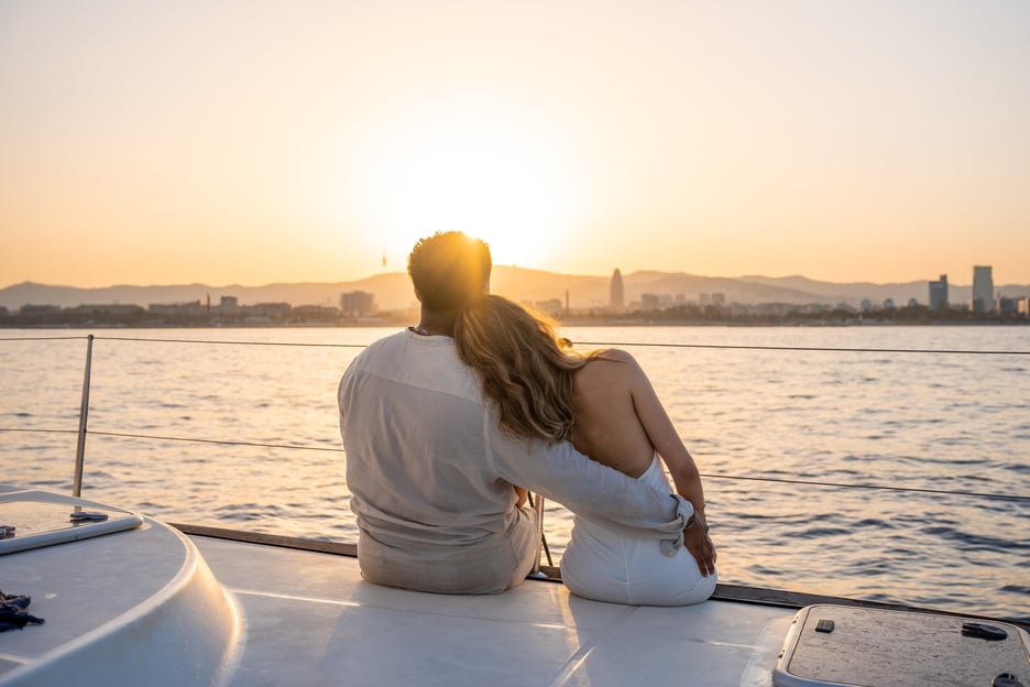 Barcelona: Katamaranfahrt bei Sonnenuntergang mit Wein und Tapas