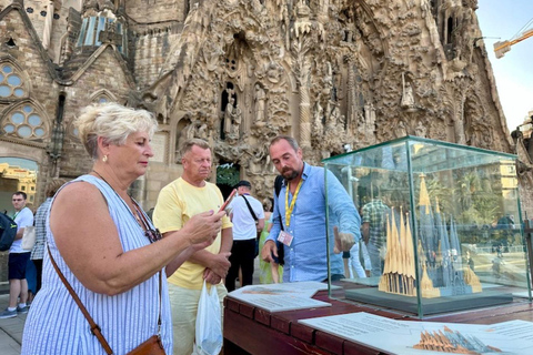 Barcelona: Sagrada Família Tour mit Zugang ohne AnstehenBarcelona: Sagrada Família Tour mit Skip-the-Line Zugang