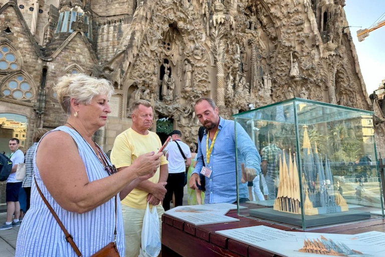 Barcelone : Visite de la Sagrada Família avec accès en coupe-fileBarcelone : Visite de la Sagrada Família avec accès Skip-the-Line