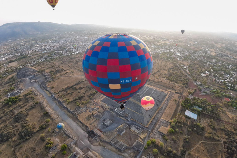 VUELO EN GLOBO TEOTIHUACAN, DESAYUNO EN CUEVA Y RECOGIDAVUELO EN GLOBO SOBRE TEOTIHUACAN Y RECOGIDA EN LA CDMX