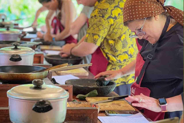 Ubud: Balinese Cooking Class 10Dish and Market with Tranfers