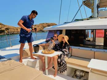 Panormo Luxury Catamaran: Gourmetlunch, gömda vikar och bad