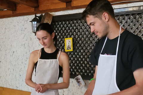 Clase de cocina tradicional bosnia en MostarClase Magistral de Burek: Enrollar, Rellenar, Hornear