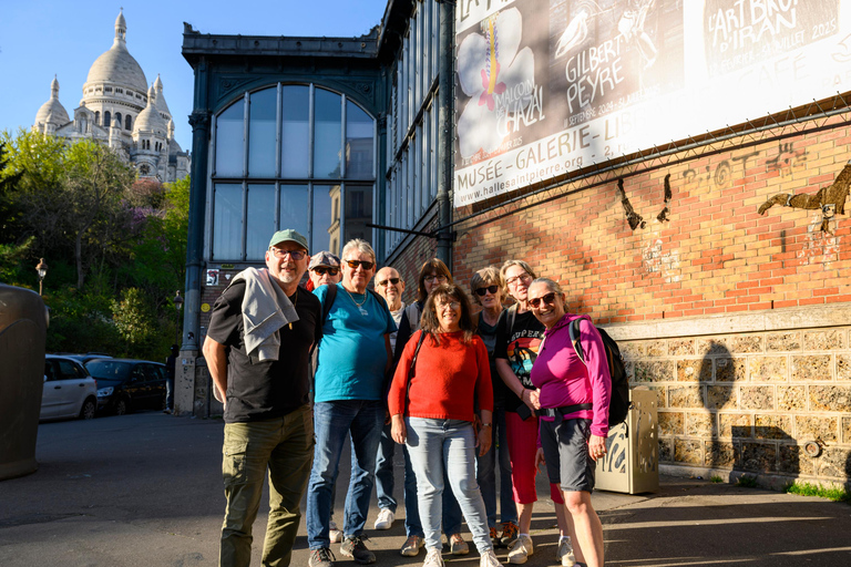 Paris: Experience the romance of Montmartre on a walk with a pro photographer Paris: Experience romance in Montmartre, a walk with a photographer in English