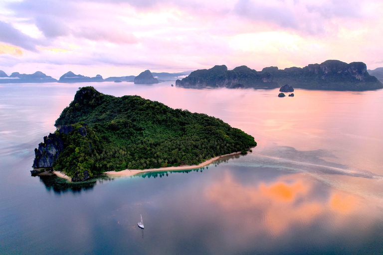 Palawan private cruise on a 43 feet sailing yacht in El Nido