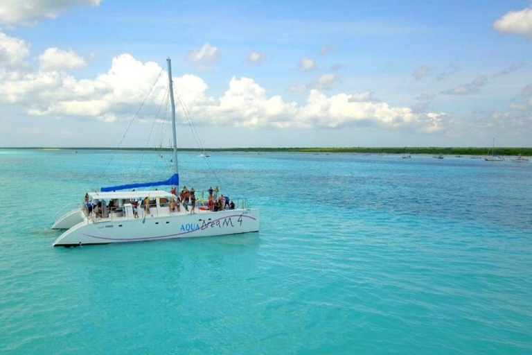 Fiesta en catamarán Isla Mujeres con bebidas y almuerzoEmpezando en Cancún
