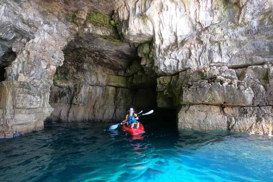 Pula: Meeresabenteuer – Boot, Kajak, Schnorcheln & Klippenspringen. Foto: GetYourGuide Pula: Meeresabenteuer – Boot, Kajak, Schnorcheln & Klippenspringen. Foto: GetYourGuide