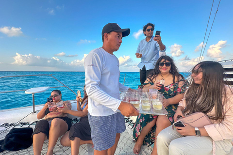 Isla Mujeres: Catamaran cruise met open bar, snorkelen en lunchIslas Mujeres: Catamaran cruise met open bar