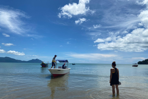 Kuching: Bako Wildlife Day Tour