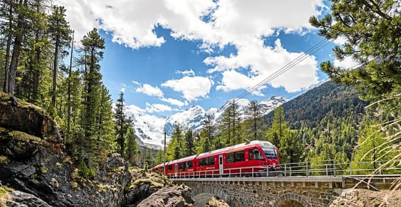 Von Mailand aus: Bernina und St. Moritz Tagestour mit dem Panoramazug