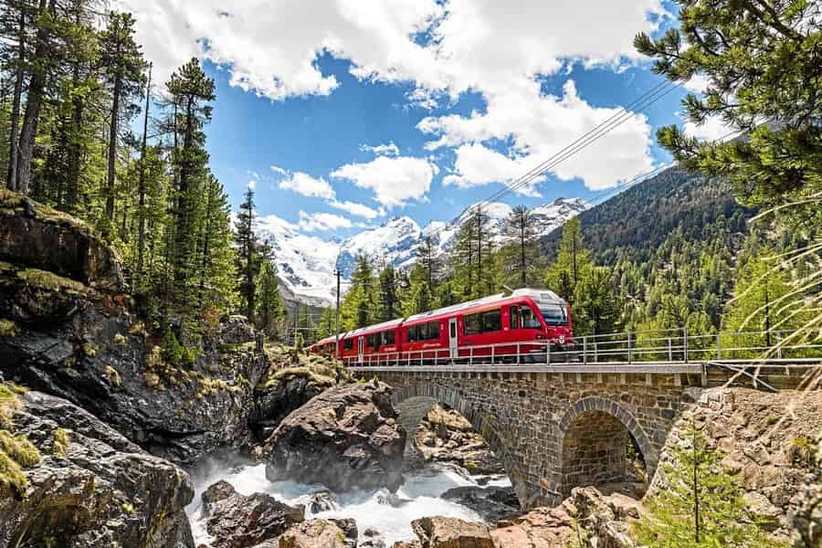 Von Mailand aus: Bernina und St. Moritz Tagestour mit dem Panoramazug. Foto: GetYourGuide Von Mailand aus: Bernina und St. Moritz Tagestour mit dem Panoramazug. Foto: GetYourGuide