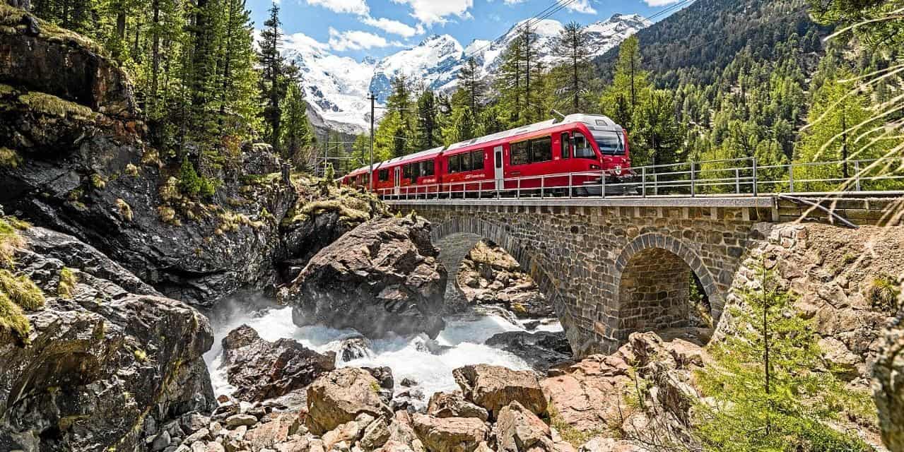 Von Mailand aus: Bernina und St. Moritz Tagestour mit dem Panoramazug