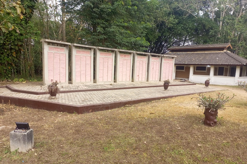 Accra: Cape Coast & Elmina Castles & Assin Manso Guided Tour