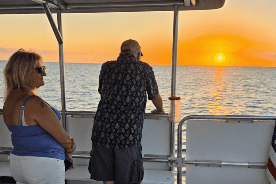 Fort Myers: Delfin-Bootstour am Strand bei Sonnenuntergang. Foto: GetYourGuide