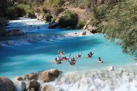 Excursão a Tolantongo: Relaxar nas fontes termais e admirar as cascatas