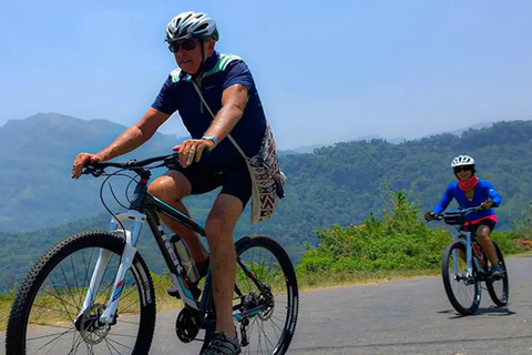 Tour in mountain bike lungo i sentieri del tè a KandyGiro in mountain bike lungo il Tea Trails Tour a Kandy