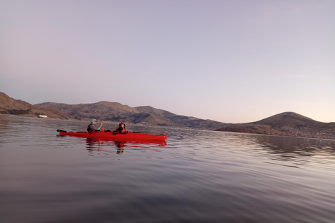 Kajakfahrt am Morgen auf dem TiticacaseeKajakfahren am Morgen auf dem Titicacasee