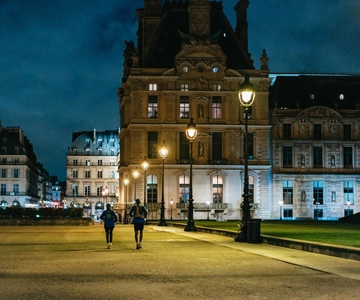 Paris: Sunrise Running and Sightseeing Group Tour