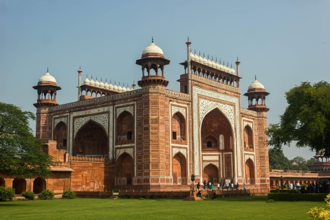 Agra: Taj Mahal: wycieczka z przewodnikiem bez kolejki i transferem samochodemAgra: wycieczka samochodem z kierowcą, przewodnikiem i wejściem do pomnika