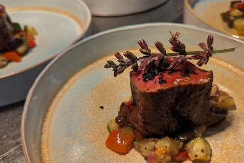 Gemensam middag i en gammal toskansk bondgård