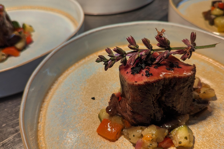 Gemensam middag i en gammal toskansk bondgård