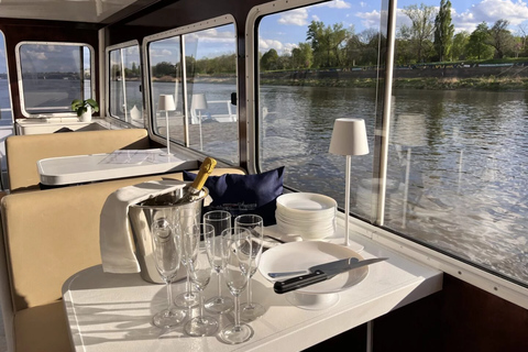 Varsóvia: cruzeiro privado pelo rio com snacks e bebidasVarsóvia: cruzeiro privado no rio com lanches e bebidas