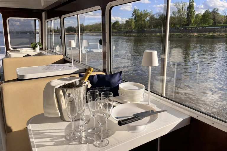 Varsóvia: cruzeiro privado pelo rio com snacks e bebidasVarsóvia: cruzeiro privado no rio com lanches e bebidas