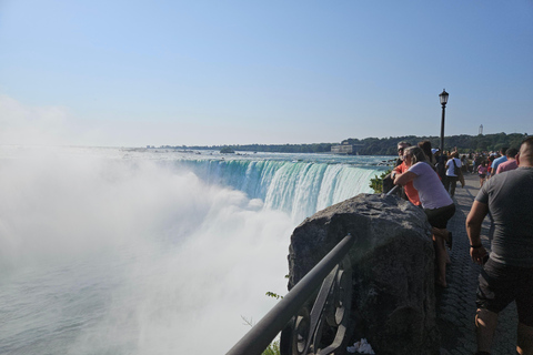 Niagarafälle: First Behind the Falls Tour &amp; Boat CruiseNiagarafälle: Bootsfahrt und Reise hinter die Fälle Tour