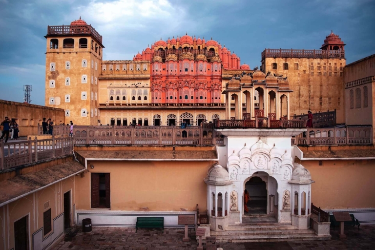 Vanuit Delhi: Jaipur-dagtour met snelle trein of met privéautoTour alleen met 2e klas treincoach, privéauto en gids