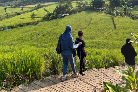 Bogor: Hidden Waterfall Trek & Local Lunch (Leuwi Asih)