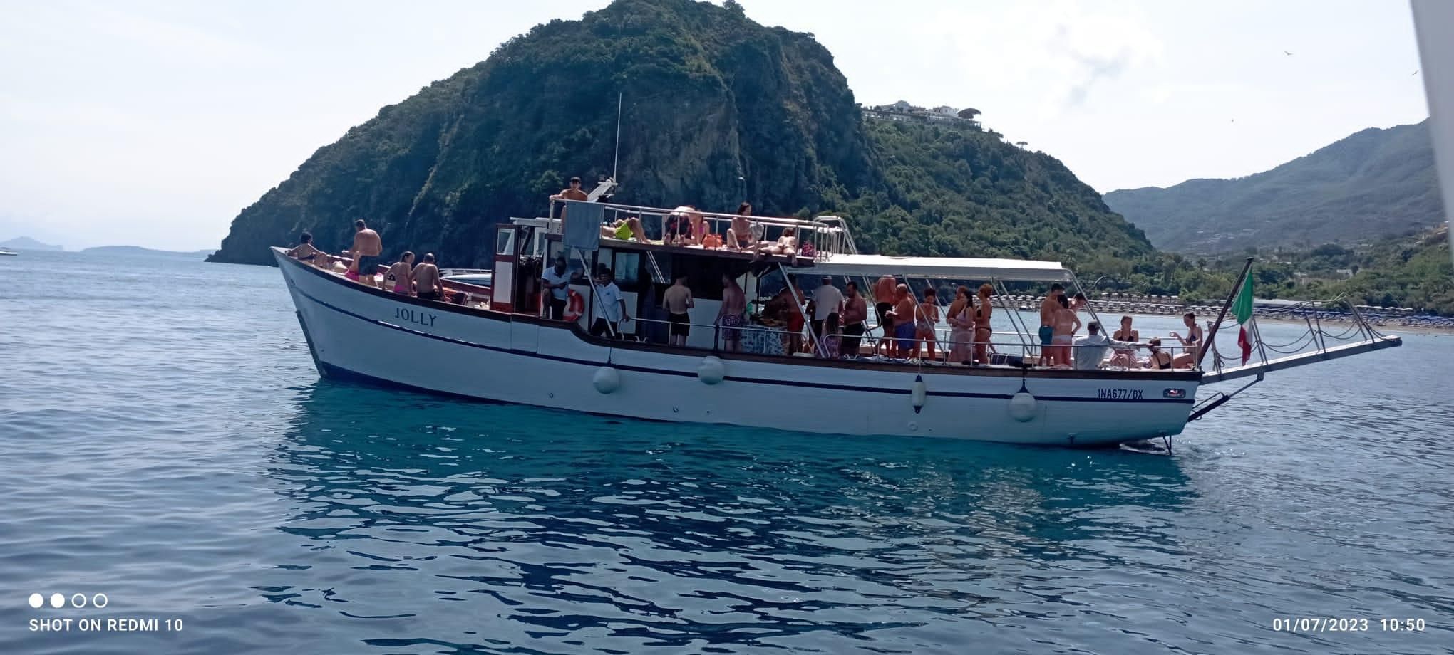 Entdecke Ischia vom Meer aus: Schwimmen, Entspannen, lokale Spezialitäten