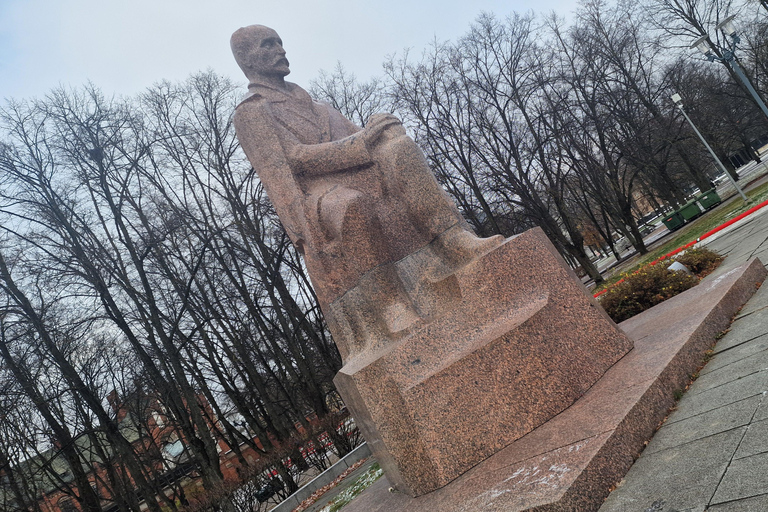 Riga: Art Nouveau Tour with Hat Wearing