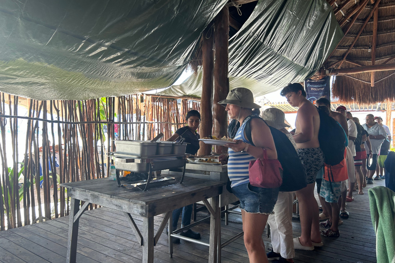 Cancún: Isla Mujeres Catamaran Tour met snorkelen en buffetRondreis vanuit Cancún